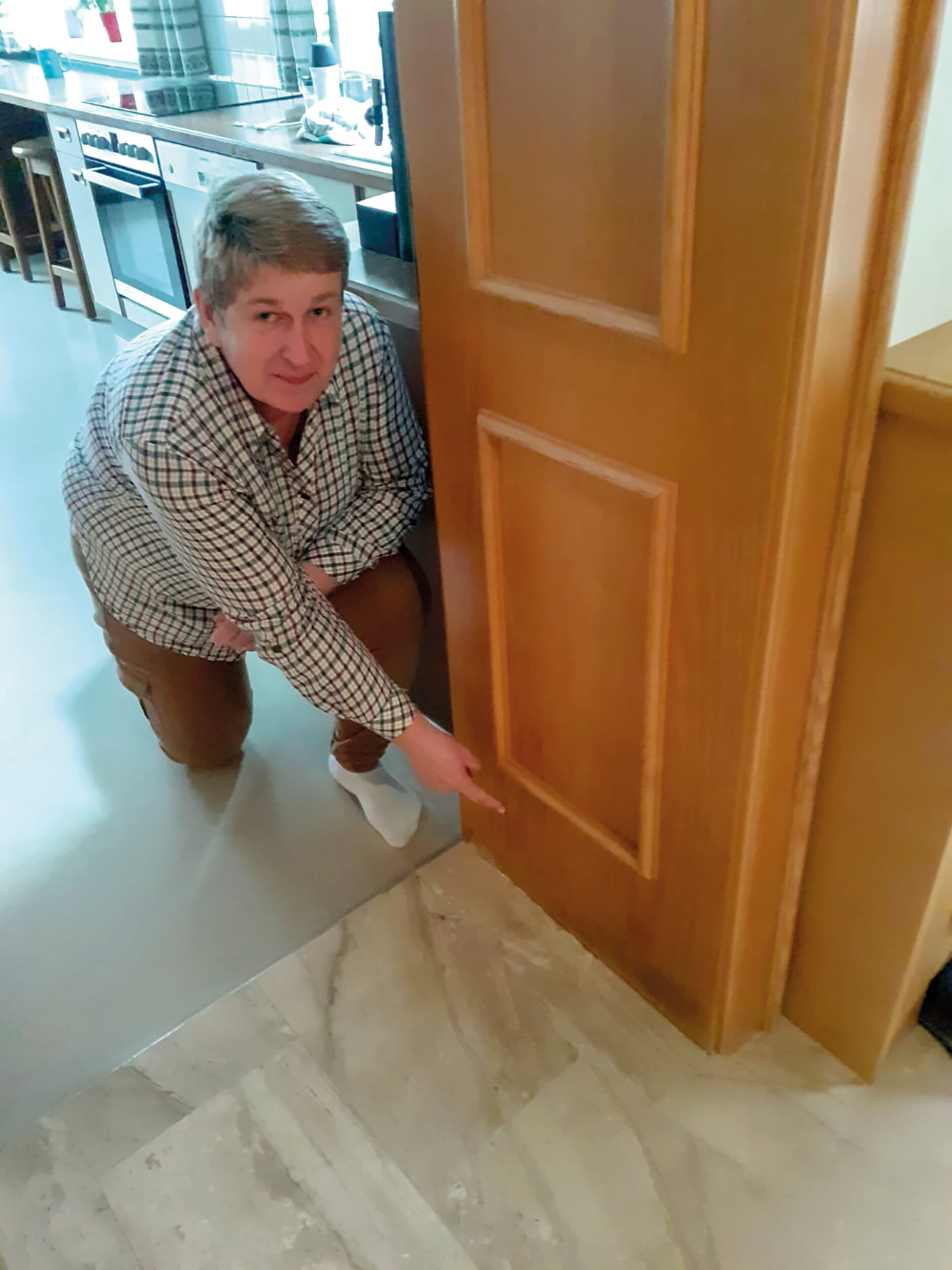 Frau Grenl zeigt auf die Höhe des Hochwassers von 2002 anhand des Türstockes, wo nur ein minimaler Schaden zurückblieb.
Der Türstock musste nicht ausgetauscht werden.